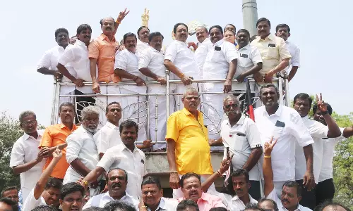 ஓ.பி.எஸ். மனு தள்ளுபடி: நெல்லையில், எம்.ஜி.ஆர். சிலைக்கு அ.தி.மு.க.வினர் மாலை அணிவிப்பு