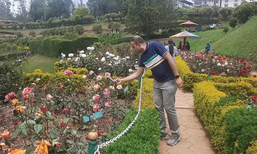 ஊட்டியில்  ரோஜா மலர்களின் அணிவகுப்பை ரசிக்கும் சுற்றுலாபயணிகள்