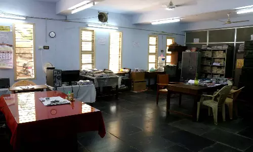 நெல்லை மாவட்டத்தில்  வருவாய்த்துறை அதிகாரிகள் பணி புறக்கணிப்பு போராட்டம்- அலுவலகங்கள் வெறிச்சோடின