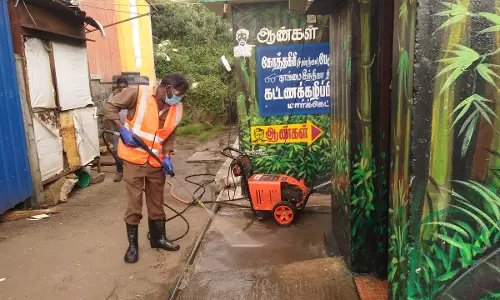 கோத்தகிரி பேரூராட்சியில் கழிப்பிடங்களை சுத்தம் செய்யும் எந்திரத்தின் சோதனை ஓட்டம்