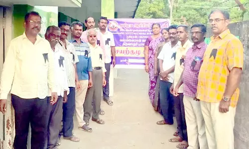 வலங்கைமானில், கருப்பு பேட்ஜ் அணிந்து பணிக்கு வந்த ஆசிரியர்கள்