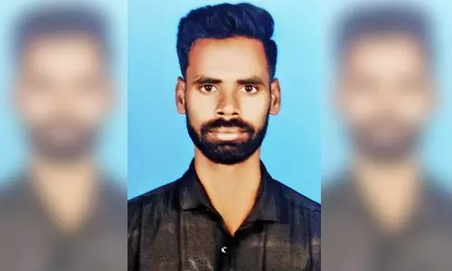 லாரி மோதியதில் பரிதாபம்; தலை நசுங்கி வாலிபர் சாவு