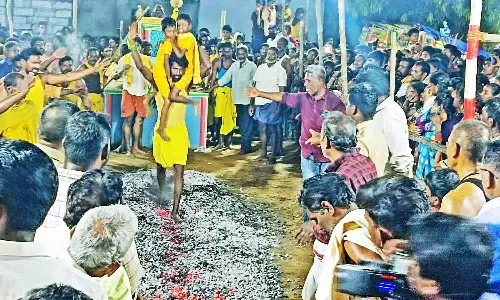 தீப்பாய்ந்தாள் அம்மன் கோவிலில் தீமிதி திருவிழா