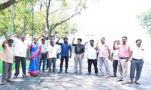 அரசு ஊழியர் சங்கத்தினர் வேலை நிறுத்தம்