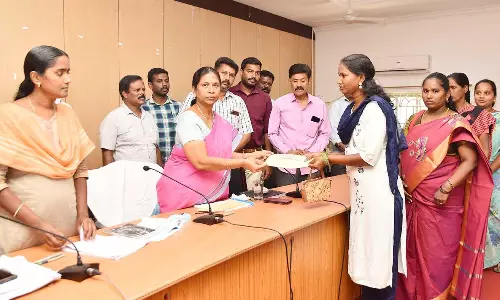 10 மகளிர் சுய உதவிக்குழுக்களுக்கு ரூ.4 லட்சம் மதிப்பீட்டில் கடன் உதவிகள்