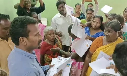 குமாரபாளையம் தாசில்தாரிடம் இலவச பட்டா கேட்டு மனு