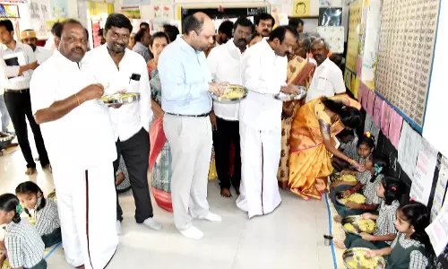 மாணவர்களின் எதிர்காலத்தை கருத்தில் கொண்டு முதல்-அமைச்சர் செயல்படுகிறார்-அமைச்சர் முத்துசாமி பேட்டி