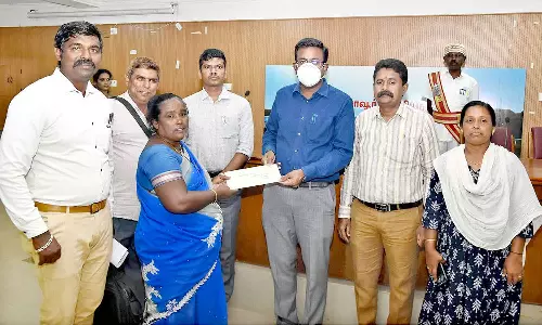 பயனாளிக்கு வீடு கட்டுவதற்கான ஆணை- கலெக்டர் வழங்கினார்