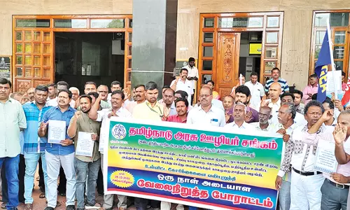 சேலத்தில் அரசு ஊழியர்கள் விடுப்பு எடுத்து போராட்டம்