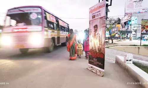 காவேரிபட்டணத்தில் சாலையில் வைக்கப்படும்  பேனர்களால் விபத்து ஏற்படும் அபாயம்