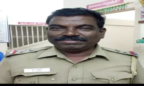 தியாகதுருகம் அருகேசாலையில் நெல் குவியல் அருகே வைத்திருந்தகருங்கல் மீது மோட்டார் சைக்கிள் மோதி விபத்து:போலீஸ் சப்-இன்ஸ்பெக்டர் பரிதாப பலி