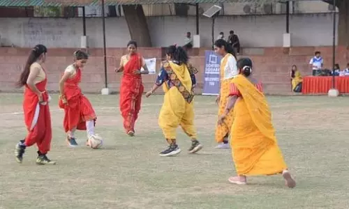 மத்திய பிரதேசத்தில் சேலை அணிந்து கால்பந்து விளையாடிய பெண்கள்