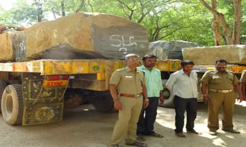 கற்கள் கடத்திய  லாரி பறிமுதல்