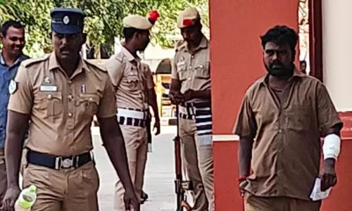 கடலூர் போலீஸ் சூப்பிரண்டு அலுவலகத்தில் காங்கிரஸ் நிர்வாகி பெட்ரோல் ஊற்றி தீக்குளிக்க முயற்சி