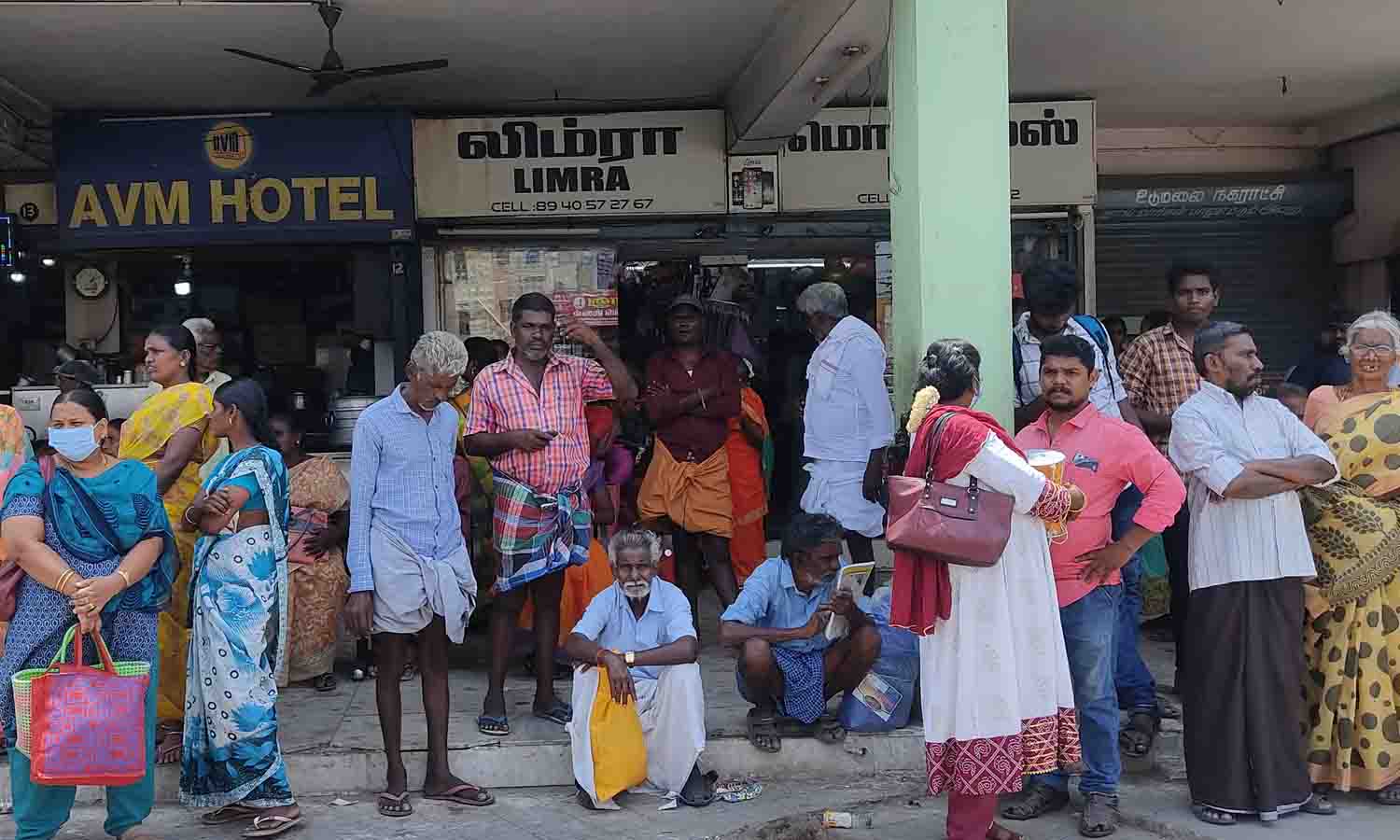 உடுமலை பஸ் நிலையத்தில் அடிப்படை வசதிகள் இல்லாமல் தவிக்கும் பயணிகள்