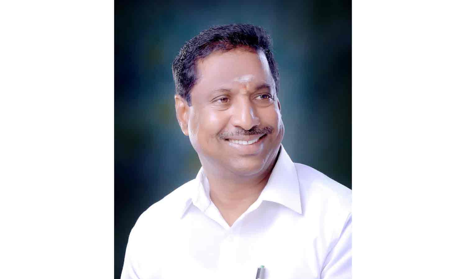 சுற்றுலா பயணிகளை குறிவைத்து போக்குவரத்து போலீசார் அபராதம்-நேரு எம்.எல்.ஏ. புகார்