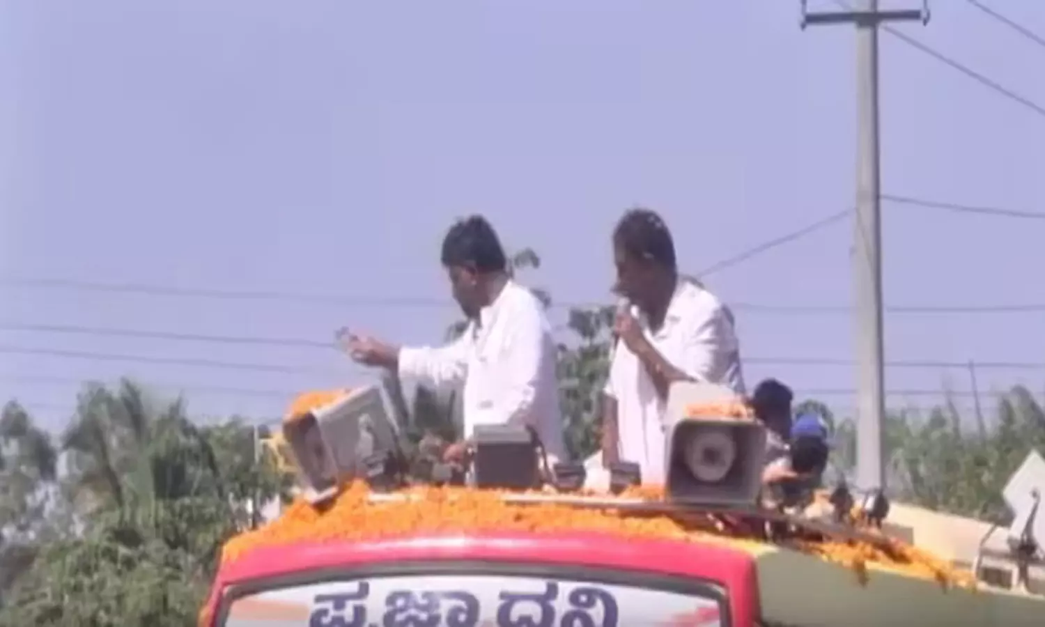 கர்நாடகாவில் தேர்தல் பிரசாரத்தின்போது பணத்தை அள்ளி வீசிய காங்கிரஸ் தலைவர்