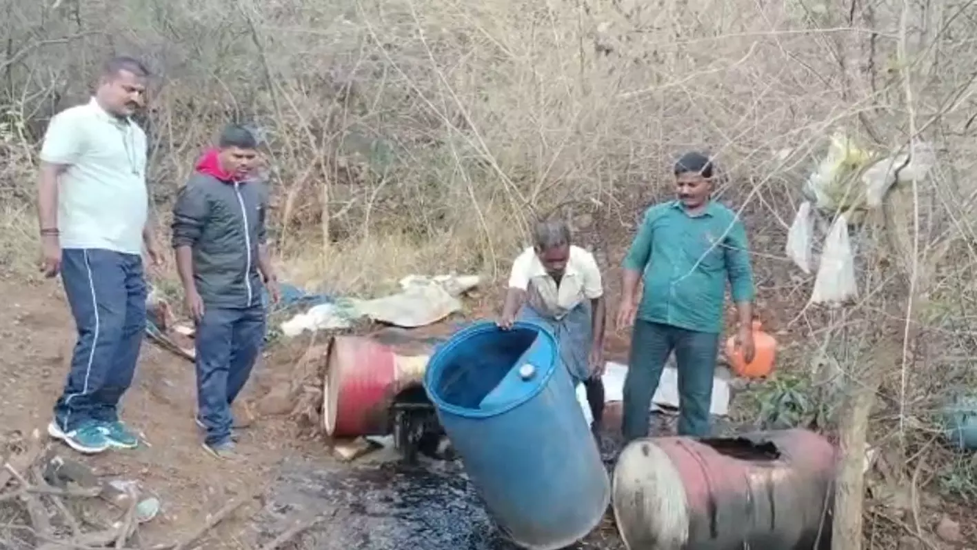 கள்ளசாராயம் காய்ச்சி விற்றவர் சிக்கினார் கள்ளசாராயம் காய்ச்சி விற்றவர் சிக்கினார்