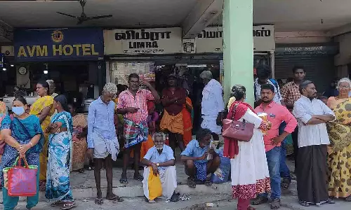 உடுமலை பஸ் நிலையத்தில் அடிப்படை வசதிகள் இல்லாமல் தவிக்கும் பயணிகள்