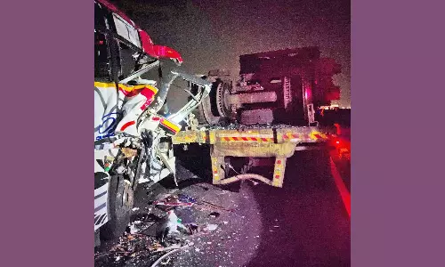 நெல்லை நான்கு வழிச்சாலையில் அதிகாலை நின்ற லாரி மீது கல்லூரி பஸ் மோதல்- மாணவிகள் உள்பட 15 பேர் காயம்