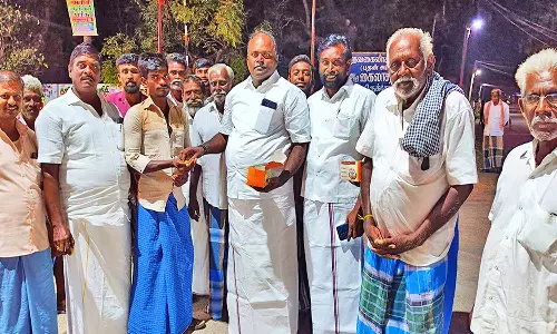 தென்திருப்பேரை, ஆழ்வார்திருநகரியில் அ.தி.மு.க.வினர் பட்டாசு வெடித்து, இனிப்பு வழங்கி கொண்டாட்டம்