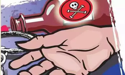 2 மாணவிகள் விஷம் குடித்து தற்கொலை