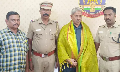 ரோட்டில் கிடந்த பணத்தை போலீஸ் நிலையத்தில் ஒப்படைத்த ஏட்டு