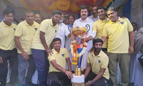 ஊட்டியில் பூப்பந்து போட்டியில் வெற்றி பெற்ற அணிக்கு பரிசு கோப்பை