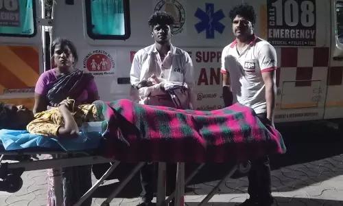 கோவையில் கர்ப்பிணிக்கு வீட்டில் பிரசவம் பார்த்த ஆம்புலன்ஸ் ஊழியர்கள்