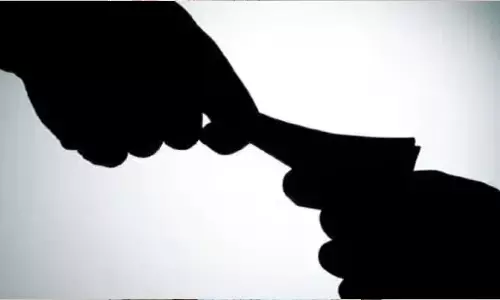 குலசேகரம் அருகே ரூ.2 ஆயிரம் லஞ்சம் வாங்கியதாக கிராம நிர்வாக அதிகாரி சிக்கினார்