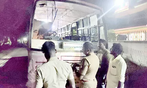 சீர்காழியில், அரசு பஸ் கண்ணாடி உடைப்பு; போதையில் வாலிபர்கள் வெறிச்செயல்