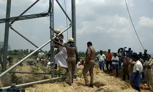 வாழப்பாடி அருகே செல்போன் டவரில் ஏறி விவசாயி தற்கொலை மிரட்டல் போலீசார் பத்திரமாக மீட்டனர்