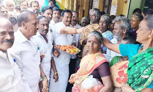 அ.தி.மு.க.வினர் இனிப்பு வழங்கி கொண்டாட்டம்