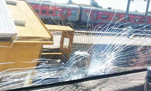 வந்தே பாரத் ரெயில் மீது கல் வீசி கண்ணாடி உடைத்த வாலிபர் கைது