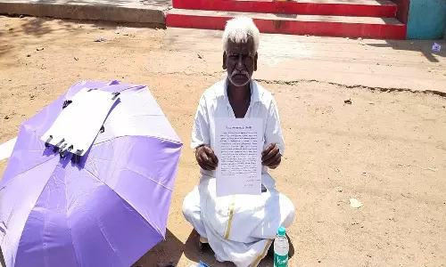 வேலூர் கலெக்டர் அலுவலகம் அருகே முதியவர் திடீர் போராட்டம்