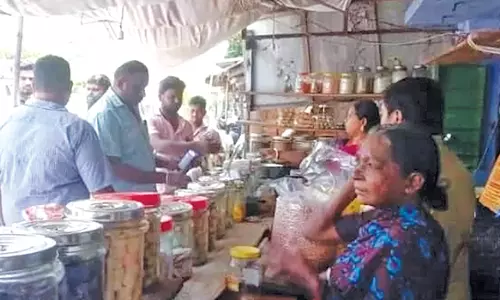 குமாரபாளையம் கடைகளில்  நகராட்சி அதிகாரிகள் திடீர் ஆய்வு