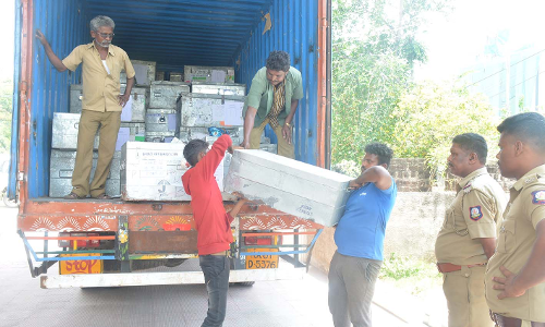மின்னணு வாக்குப்பதிவு எந்திரங்களை பெங்களூருவில் ஒப்படைக்க நடவடிக்கை