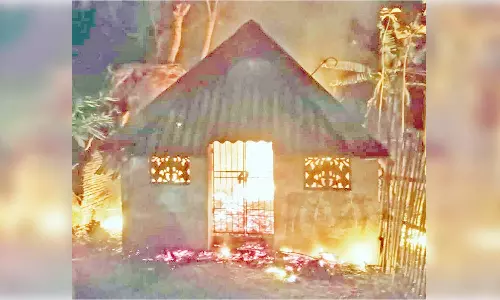 தொழிலாளி வீடு தீப்பிடித்து எரிந்த