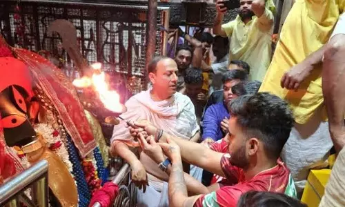 கொல்கத்தா அணியின் கேப்டனாக நியமனம்- காளி கோயிலில் சாமி தரிசனம் செய்த நிதிஷ் ராணா