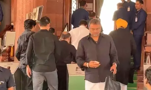 கைகொடுக்க வந்த கார்த்தி சிதம்பரத்தை கண்டுகொள்ளாமல் சென்றாரா ராகுல் காந்தி? வைரலாகும் வீடியோ