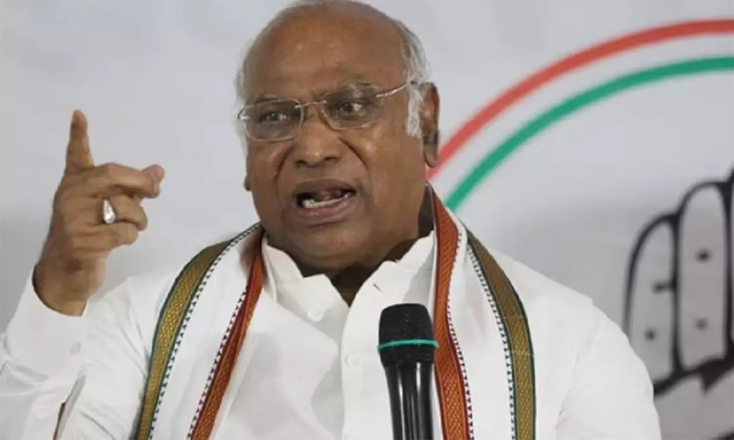 ஊழல் எதிர்ப்பு போராளியாக காட்டிக்கொள்வதை நிறுத்துங்கள்: பிரதமர் மோடி மீது கார்கே பாய்ச்சல் ஊழல் எதிர்ப்பு போராளியாக காட்டிக்கொள்வதை நிறுத்துங்கள்: பிரதமர் மோடி மீது கார்கே பாய்ச்சல்