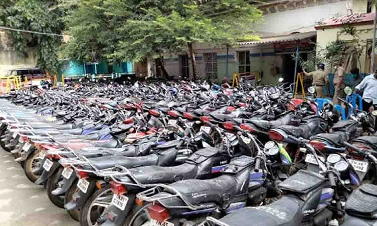 கேட்பாரற்று கிடக்கும் 319 இருசக்கர வாகனங்கள் - உரியவர்கள் தெற்கு போலீஸ் நிலையத்தை அணுகலாம்