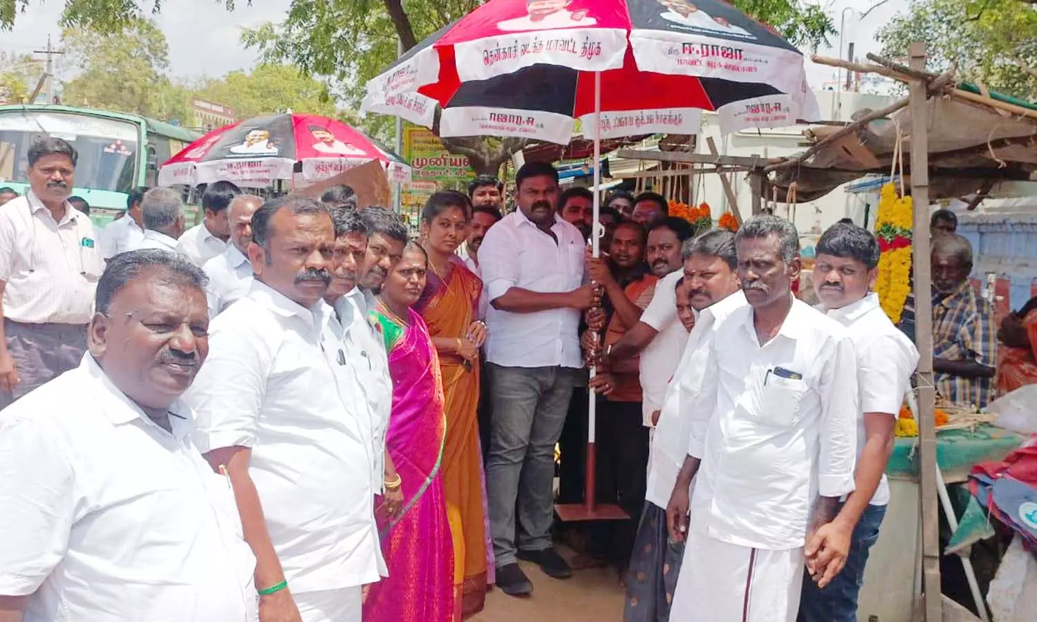 சங்கரன்கோவிலில் கோடை காலத்தை முன்னிட்டு சாலையோர வியாபாரிகளுக்கு நிழற்குடைகள் சங்கரன்கோவிலில் கோடை காலத்தை முன்னிட்டு சாலையோர வியாபாரிகளுக்கு நிழற்குடைகள்