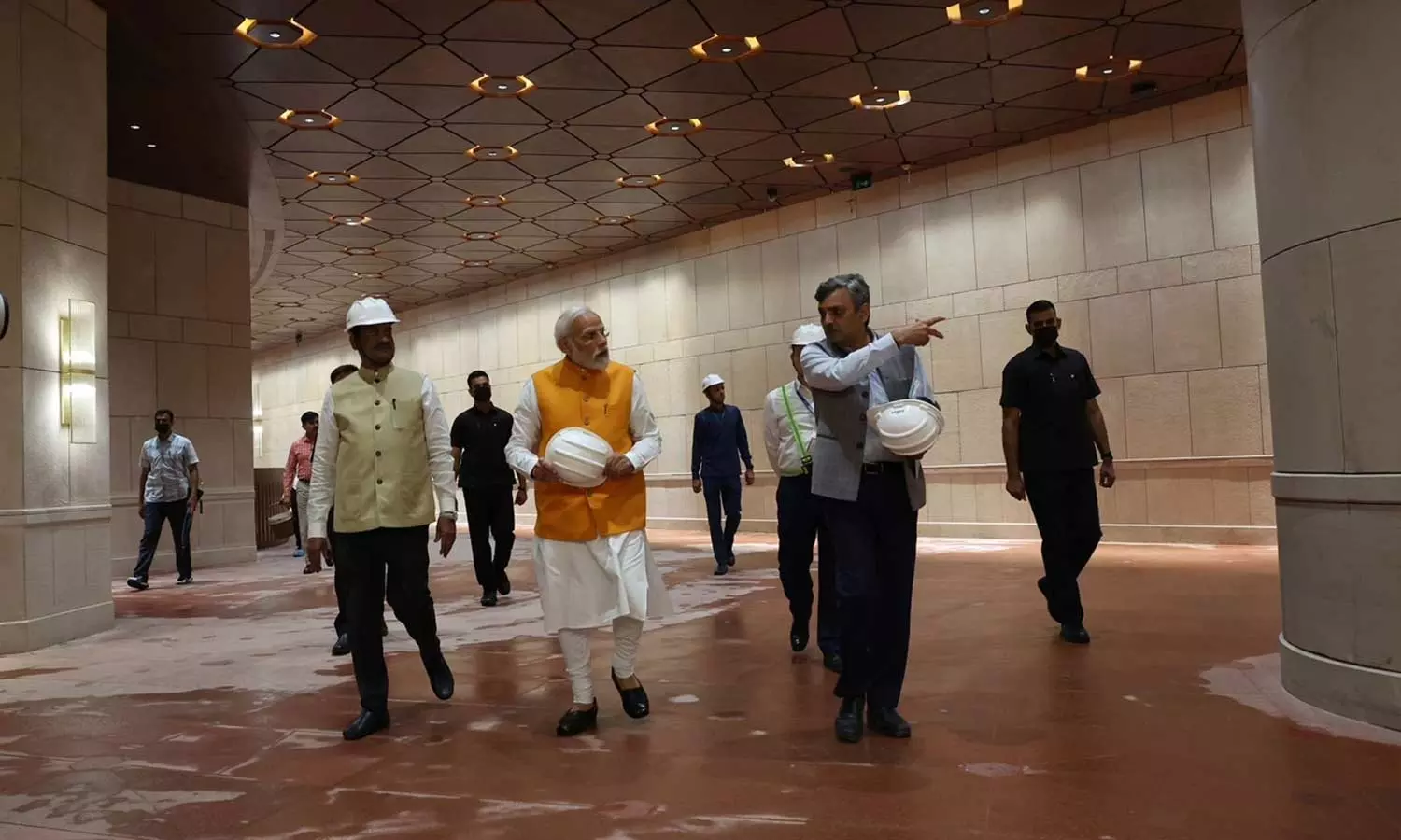 புதிய பாராளுமன்ற கட்டிடத்திற்கு திடீர் விசிட்- பணிகளை ஆய்வு செய்தார் பிரதமர் மோடி புதிய பாராளுமன்ற கட்டிடத்திற்கு திடீர் விசிட்- பணிகளை ஆய்வு செய்தார் பிரதமர் மோடி