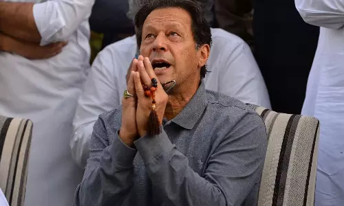 இம்ரான்கானுக்கு ஜாமீனில் வெளிவர முடியாத பிடிவாரண்டு: பாகிஸ்தான் கோர்ட்டு தீர்ப்பு