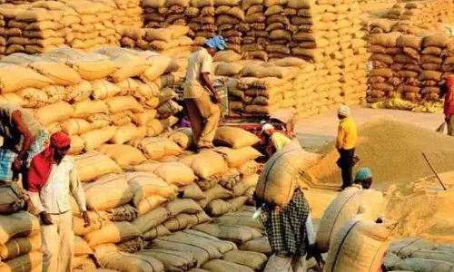 அலங்கியம் நெல் கொள்முதல் நிலையத்தில் சுமை தூக்கும் தொழிலாளர்களிடம் லஞ்சம் கேட்ட அதிகாரி பணியிட மாற்றம்