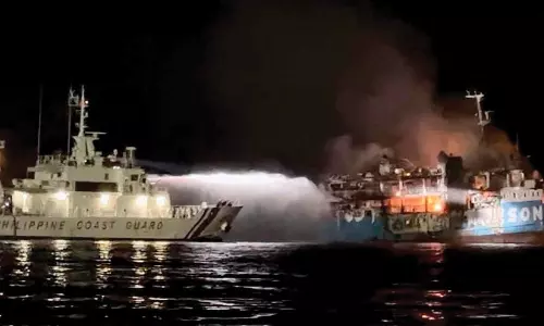 பிலிப்பைன்சில் கப்பலில் தீ விபத்து- 12 பயணிகள் பலி