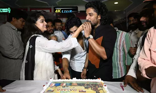 தியேட்டரில் கேக் வெட்டி கொண்டாடிய தசரா படக்குழு