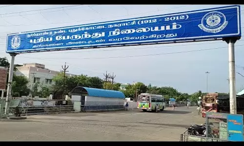 புதிய பேருந்து நிலையத்திற்குள் செல்லமுடியாத அளவுக்கு துர்நாற்றம் வீசுகிறது