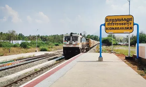 தேனி-போடி வழித்தடம்: சோதனை ரெயிலில் உற்சாகமாக பயணித்த ஊழியர்கள்